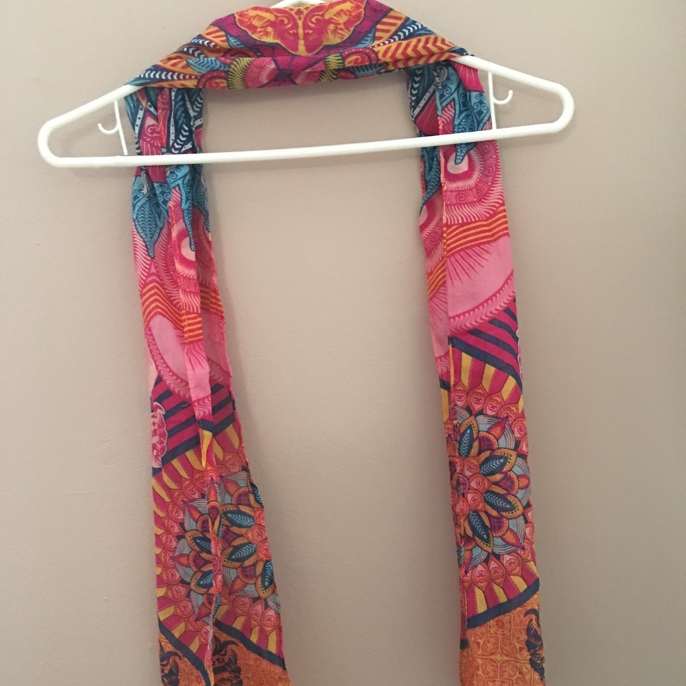 Fun patterned scarf - Picture 2 of 4
